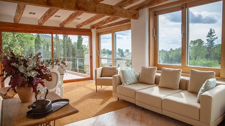 White ceilings with wooden beams 